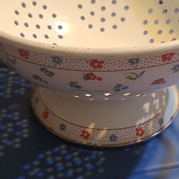 Kamenstein Floral Enanamel Colander with Gold Handles - Picture 8 of 16